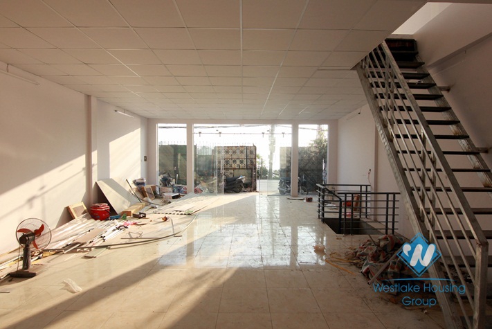 A nice space for office, cafe for rent in Xuan Dieu, Tay ho